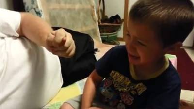 El video en el que un papá juega con su pequeño hijo haciéndole creer que le roba la oreja y la nariz se ha vuelto viral. Foto YouTube