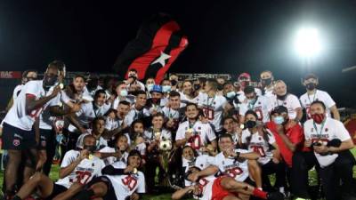 Alex López y sus compañeros del Alajuelense posando con la Copa de campeones.