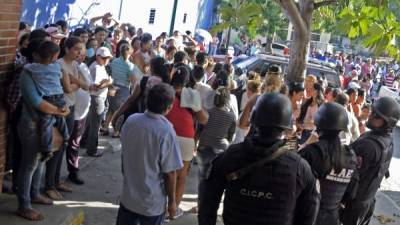 Las familias de los presos muertos esperan en la ciudad de Barquisimeto ubicada a 250 km al suroeste de Caracas. AFP