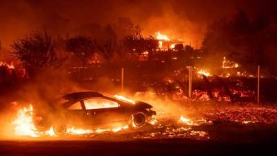 Firefighters head towards the Lava fire as it sends huge ash plumes into the sky in Weed, California on July 1, 2021. - Firefighters are battling nearly a dozen wildfires in the region following soaring temperatures in California's valley, mountain and desert areas, windy dry conditions, lightning storms across several parts of the western United States. (Photo by JOSH EDELSON / AFP)