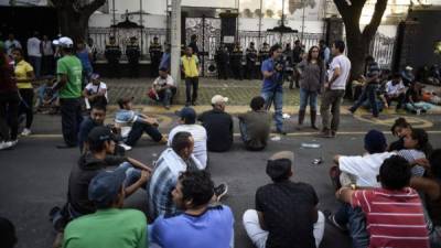 Migrantes forman una cadena sujetÃ¡ndose por los brazos en una carretera hacia Tapachula, MÃ©xico, el 23 de enero de 2020. (AP Foto/Marco Ugarte)