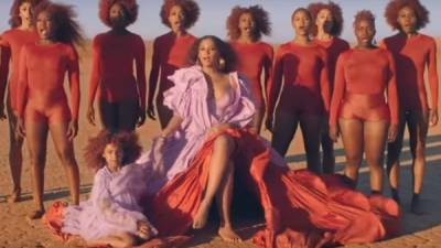 Beyoncé también lanzó un extenso y colorido video para 'Spirit'.