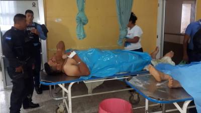 Los agentes penitenciario heridos cuando eran trasladados a la emergencia del hospital San Francisco de Asís de Juticalpa.