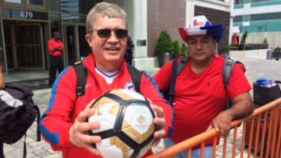 El hincha asegura que la pelota se la otorgará a sus nietos. Foto @Cooperativa.