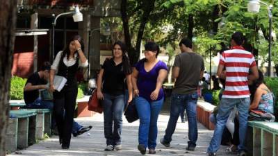 Estudiantes de la Unah-vs en espera de clases.