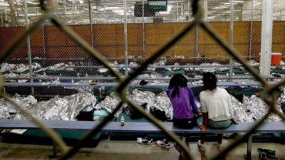 Miles de menores migrantes permanecen recluidos en los centros de detención.