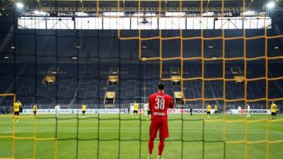 Alemania será la primera de las grandes ligas de Europa en volver a al actividad tras la suspensión obligatoria a causa de la pandemia del coronavirus. Sin embargo,los futbolistas deberán de cumplir varias reglas que han salido a la luz pública. Fotos AFP y EFE.