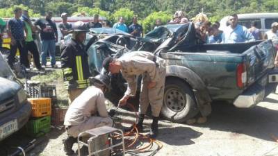 Bomberos utilizaron equipo para sacar el cadáver de Erlin Banegas.