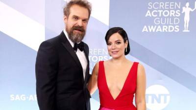 El actor David Harbour y la cantante Lily Allen.