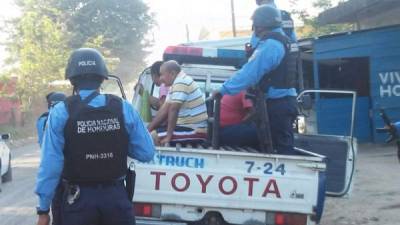 La Policía Nacional desarrolló el operativo en busca de armas, fue detenido Flores y puesto después en libertad.