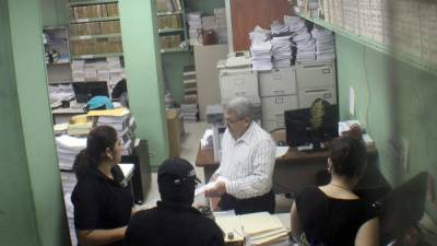 Elementos de la Atic y fiscales llegaron ayer a la Municipalidad a traer documentación relacionada con el caso.