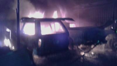 Un vehículo es reducido a cenizas en la ciudad de La Ceiba, Atlántida. Junto a este, otros dos cogieron fuego.