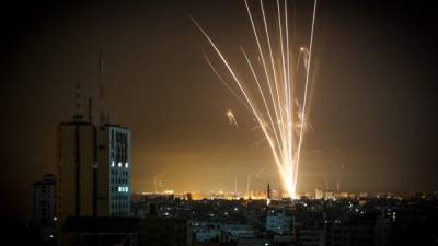Israel realizó este miércoles ataques aéreos contra la Franja de Gaza, después de que la víspera fueron lanzados balones incendiarios desde el territorio palestino al sur de Israel, según fuentes de seguridad palestinas y testigos.