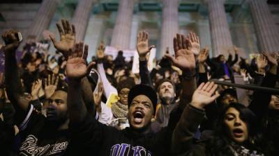 La agresión de un policía contra varios adolescentes afroamericanos ha reavivado la tensión racial en EUA.