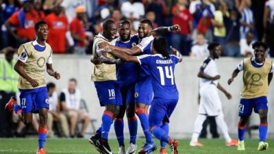 Los jugadores de Haití celebrando uno de los goles de la remontada contra Canadá. Foto EFE