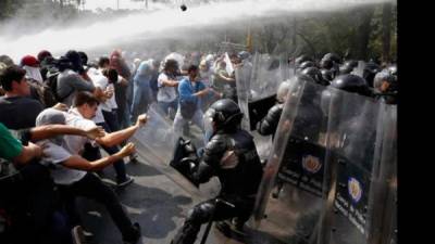 En las últimas semanas han aumentado las protestas, saqueos y desórdenes en supermercados en Venezuela. Foto archivo EFE.