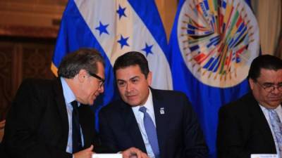El Secretario General de la OEA, Luis Almagro, junto al presidente hondureño Juan Orlando Hernández. Foto de archivo.