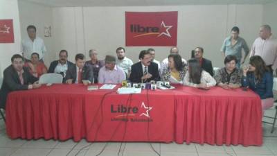 Manuel Zelaya, al centro con el micrófono, y junto a él, varios miembros del partido Libre en la sede de ese instituto político.
