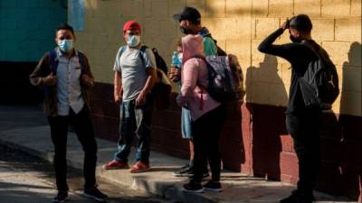 Los migrantes hondureños son vistos afuera de la Casa del Migrante en Tecun Uman, Guatemala, el 19 de enero de 2021, en la frontera con México. AFP