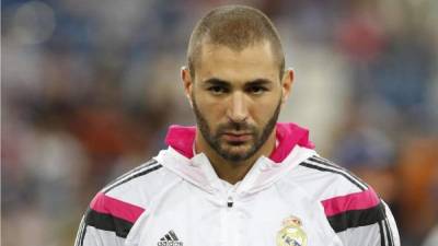 Real Madrid's French forward Karim Benzema (L) is congratulated by teammates after scoring a goal during the Spanish King's Cup (Copa del Rey) football match between UD Melilla and Real Madrid CF at the Alvarez Claro municipal stadium in the autonomous city of Melilla on October 31, 2018. (Photo by JORGE GUERRERO / AFP)