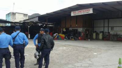 Los organismos de socorro y policías llegaron al lugar donde se produjo la balacera. Foto archivo.