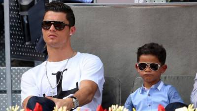 Cristiano Ronaldo junto a su hijo observando un partido de tenis de Rafael Nadal.