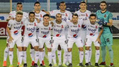 El club Alianza de El Salvador marcha líder del torneo salvadoreño ya que tras cinco jornadas suma 13 puntos.