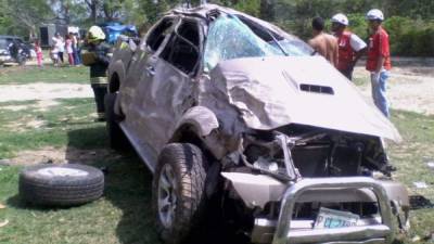 El pick up dio varias vuletas al chocar en el puente sobre el río Cañas en Quimistán, Santa Bárbara.