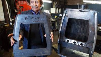 En la fotografía, Héctor Becker, inventor de este tipo de estufa. Imagen tomada de listindiario.com