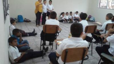 No hay sillas para todos en la escuela Francisco Morazán de Santa Bárbara.