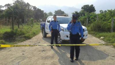 Dos elementos de la Policía Nacional de Honduras en una escena del crimen en la ciudad de El Progreso, Yoro, zona norte de Honduras.