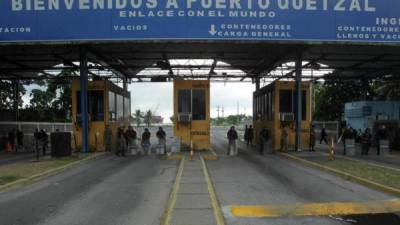 Soldados del Ejército de Guatemala protegen la entrada principal del Puerto Quetzal. (EFE)