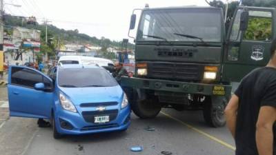 El camión militar embistió al carro con placa PCM 9416, según testigos.