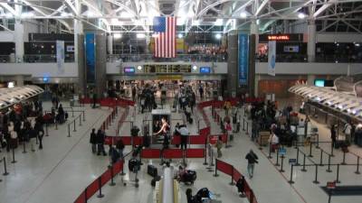 Los medios de comunicación ya reportan las primeras detenciones en los aeropuertos de Estados Unidos.