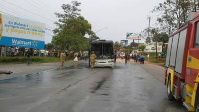 Así quedó la unidad número 21 de la empresa Transportes Cristina en La Ceiba, Atlántida.