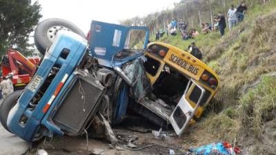 El accidente entre el bus y la rastra ocurrió a eso de las 11:00 am y dejó cerca de 20 muertos y 35 heridos.