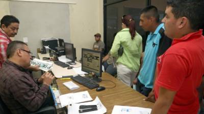 Usuarios en oficina de Registro Vehicular del IP en San Pedro