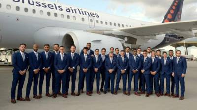 La Selección de Costa Rica posando en suelo ruso tras bajarse del avión. Foto AFP