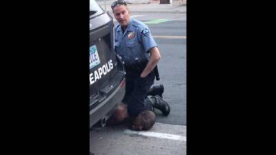 Momento en el que un policía blanco asfixia a George Floyd. AFP