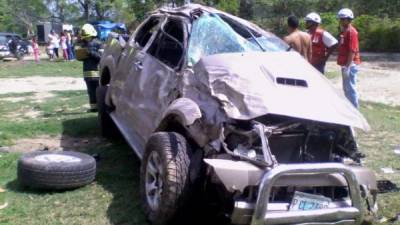 Así quedó el carro doble cabina tras el accidente.