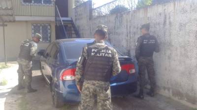 El automóvil fue encontrado en el interior de unos apartamentos en la colonia San Carlos de Sula.
