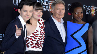 Los miembros del reparto el actor inglés Asa Butterfield, la actriz estadounidense Hailee Steinfeld, el actor estadounidense Harrison Ford y la actriz estadounidense Viola Davis posan para una fotografía.