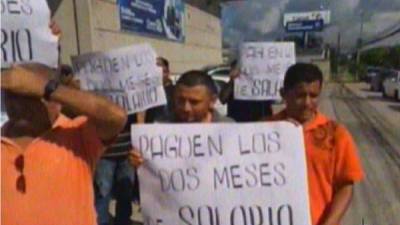 Los empleados de Diario Tiempo en el momento de la protesta.