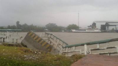 Parte del malecón en Puerto Cortés cedió.