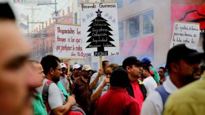 Manifestantes con sus pancartas.