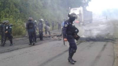 Agentes Cobras despejan el paso sobre la carretera.