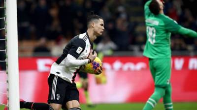 Cristiano Ronaldo celebrando su gol de penal que le dio el empate a la Juventus ante el Milan. Foto AFP