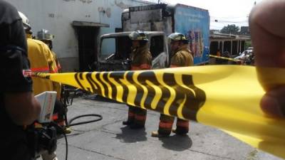 Elementos del cuerpo de Bomberos se hicieron presentes al lugar en donde fue quemado el cuarto camión repartidor de lácteos. Fotos tomadas de Radio América.