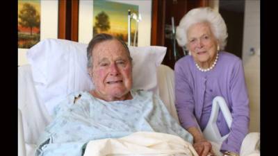 El expresidente George Bush padre junto a su esposa, Barbara.
