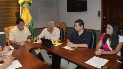 El alcalde Armando Calidonio entregó la orden de inicio a los representantes de la compañía Sulambiente.